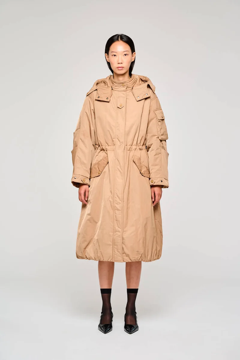 9315 PIUMINO LUNGO IN NYLON IDROREPELLENTE CON COULISSE CAMMELLO