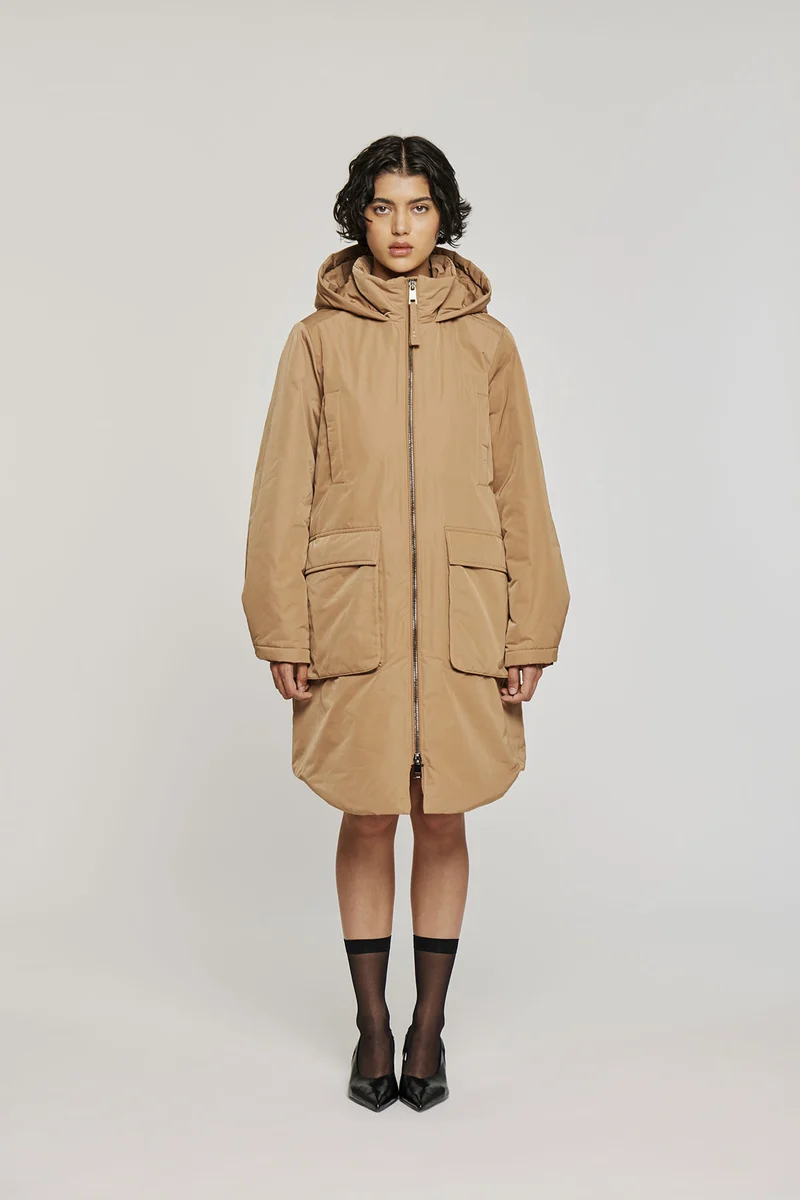 9312 GIACCA LUNGA CON CAPPUCCIO IN NYLON MEMORY IDROREPELLENTE CAMMELLO